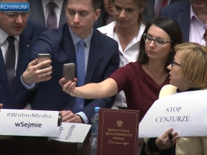 Dziennikarz Polsatu alarmuje: Dziennikarze mają zakaz wstępu do senatu. Będzie ciamajdan i "wolne media"?