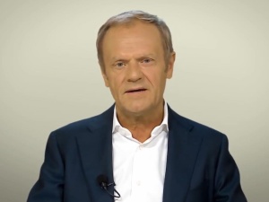 Tusk hejtuje Morawieckiego. Mazurek: "Prostak, który niestety był premierem...​​​​​​​"
