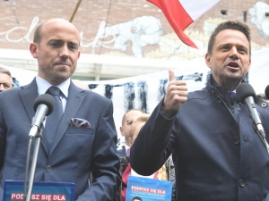 PKW zmienia wzór kart do podpisów. Trzaskowski: Rządzący rzucają kłody pod nogi