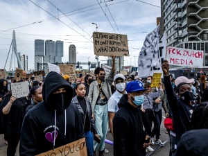 Holenderska policja w Rotterdamie rozpędziła agresywnych demonstrantów
