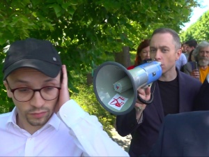 "Nerwowość sztabu Trzaskowskiego". Polityk PO krzyczy przez megafon do ucha dziennikarza TVP