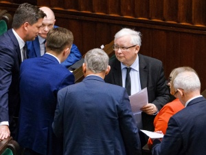 [SONDAŻ] PiS liderem, ale bez samodzielnej większości