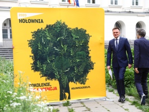"Sejm przypomina ring do kibolskich ustawek". Hołownia atakuje PiS i ujawnia hasło wyborcze