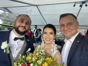 "Wzięliśmy ślub. Panie Prezydencie, może Pan wpadnie z życzeniami?". Prezydent: "Wpadłem i złożyłem"