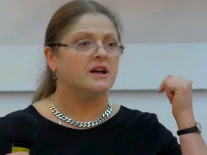 Krystyna Pawłowicz alarmuje: "Takie ulotki są właśnie rozrzucane w polskich miastach... PRECZ!"