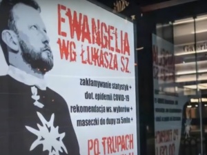 Coraz ciekawiej. Dziennikarz "Polityki" był "przypadkowym świadkiem" rozwieszania plakatów z Szumowskim