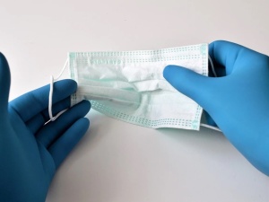Brytyjski epidemiolog: Gdyby wprowadzono restrykcje tydzień wcześniej mogłoby być o połowę mniej zgonów