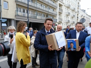 Co z podpisami pod kandydaturą Trzaskowskiego? Rzecznik PKW zabrał głos