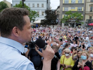 "Co pan zrobił dla dzieci, które padały ofiarą nienawiści?". Trzaskowski pyta Dudę