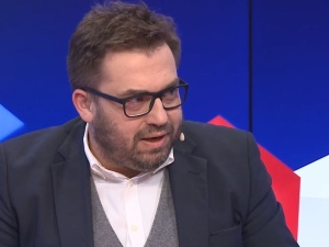 "Mamy hienę roku". Bartosz Węglarczyk w ogniu krytyki po wpisie o homoseksualistach w Auschwitz