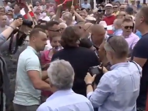 [video] "To opłacani kodziarze!". Awantura i przepychanki na wiecu Andrzeja Dudy. Interweniowały służby