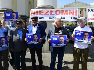 [Nasza fotorelacja] Protest przeciw zatrudnianiu ludzi związanych z SB w warszawskim Ratuszu