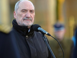 Macierewicz: Trzaskowski reprezentuje koncepcję ograniczenia armii, nie zakłada sojuszu z USA