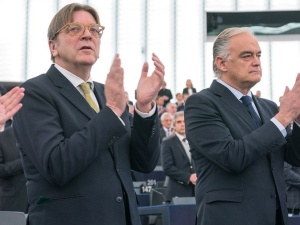 Verhofstadt uniknie kary. PE po tajnym głosowaniu odmówił pociągnięcia polityka do odpowiedzialności
