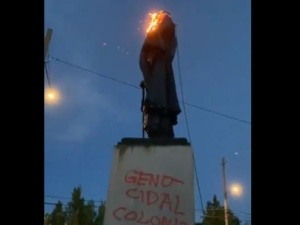 [video] USA: Lewaccy bojówkarze palą amerykańską flagę i niszczą pomnik George'a Washingtona