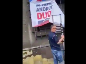 Niebywała nienawiść i agresja! Co usłyszał mężczyzna wieszający baner prezydenta? "Ku**o z PiS-u, szmato"