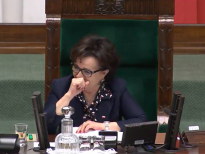 Zabawna sytuacja podczas posiedzenia Sejmu. Atak śmiechu marszałek Witek [WIDEO]