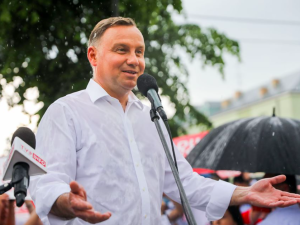 Pioruny i grzmoty podczas przemówienia prezydenta. Duda żartobliwie: „Ma się tę moc” [WIDEO]