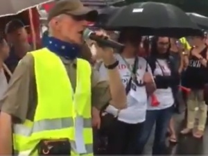 [video] "To pan ich wykończył w 2010 roku!"... "Obrońcy demokracji" pod domem Kaczyńskiego
