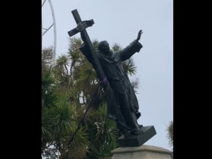 [video] Lewaccy bojówkarze obalili i skopali pomnik misjonarza, założyciela wielu amerykańskich miast