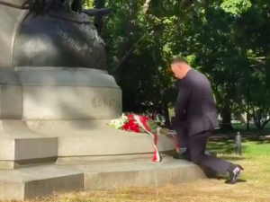 [WIDEO] Niedawno pomnik Tadeusza Kościuszki został zniszczony. Dziś prezydent złożył pod nim kwiaty