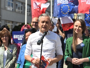 "Gdyby viagra była na receptę, to księża z politykami...". Biedroń uderza w Kościół