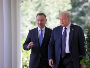 "Będzie wycie". Zdjęcie stojącego przy siedzącym prezydencie Dudzie, prezydenta Trumpa, podbija internet