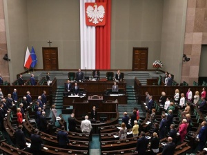 [SONDAŻ] PiS nadal zdecydowanym liderem, ale KO odrabia straty