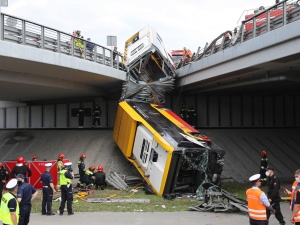 Warszawa: Autobus miejski spadł z mostu Grota-Roweckiego na Wisłostradę