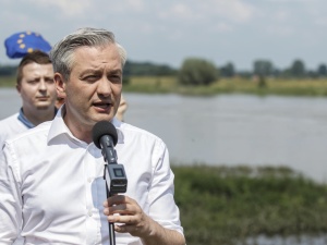 Czy leci z nami pilot? Biedroń: "W sondażach widać wzrosty. Musimy wejść do II tury z dużym poparciem"