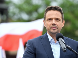 Trzaskowski prezentuje program. Sztab Dudy przestrzega emerytów