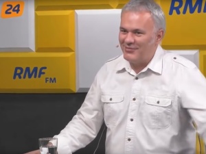 "Konradzie, napij się czegoś zimnego" - "Wiodący dziennikarze" atakują Roberta Mazurka