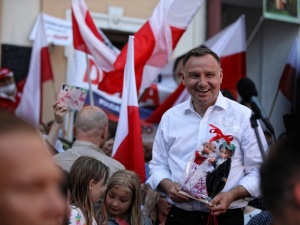 Chyba nie o to chodziło. W internetowej sondzie posła PO, wygrywa... Andrzej Duda