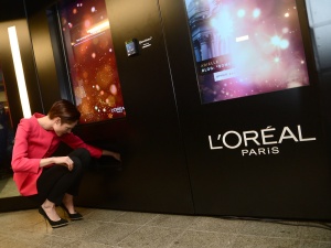 Firma L'Oreal usuwa słowa "biały" i "jasny" z opisu swoich kosmetyków