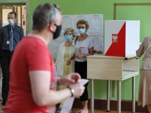 Warszawa: Kilkanaście zasłabnięć w lokalach i pod lokalami wyborczymi