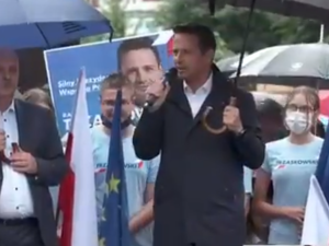[Wideo] Trzaskowski pod parasolem, młodzieżówka moknie w deszczu...