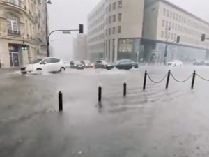Podtopienia ulic, paraliż komunikacji. Zła sytuacja Warszawy po dzisiejszych ulewach...