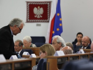 Senat: Ustawa o bonie turystycznym wraca do komisji. Dodatek obejmie emerytów i rencistów?