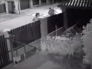 [WIDEO] "Dwie dziewczyny i chłopak odcinają i zabierają baner Andrzeja Dudy"