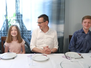 "Mieszkam w małej wiosce w gminie Pieniężno..." Premier odwiedził 10-letnią Kalinę w jej urodziny