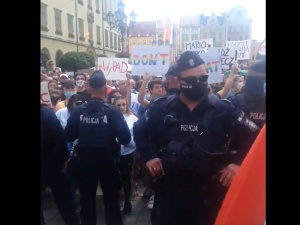 [video] "Wypie.dalaj, wypie.dalaj". Tak we Wrocławiu grupka przeciwników usiłowała zakrzyczeć wiec PAD