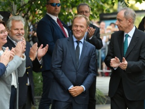 "Na to, co im dolega...". Tusk szydzi z Andrzeja Dudy po wypowiedzi ws. szczepionek