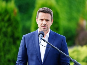"Mamy prezydenta, który czeka, aby w nocy odebrać telefon od prezesa". Trzaskowski uderza w Dudę