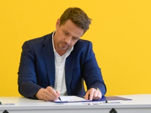 [video] To się nie dzieje naprawdę. Rafał Trzaskowski "udowadnia" swój wzrost. Twitter zrywa boki