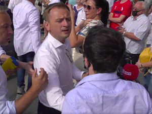 [WIDEO] "Posłowi puszczają nerwy". Nitras przepycha dziennikarza TVP Info
