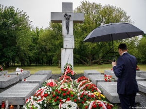 "Nie ma słów, które potrafiłyby opisać okrucieństwo tej zbrodni". Premier oddał hołd ofiarom Wołynia