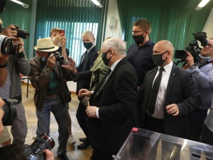 [FOTO] Taka "dyktatura". Jarosław Kaczyński nie mógł nawet spokojnie oddać głosu