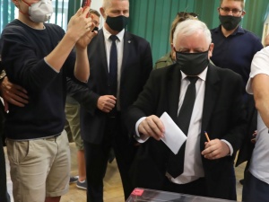 Mężczyzna w masce przeszkadzał szefowi PiS oddać głos. Internauci komentują