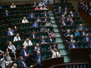 Sejm za częścią poprawek do ustawy o bonie turystycznym. Chodzi o dzieci rodziców pracujących za granicą
