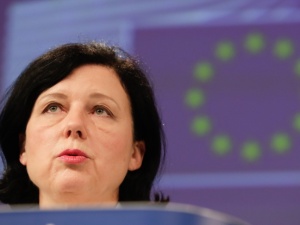 Jourova straszy: Nie można poświęcić powiązania funduszy z praworządnością dla porozumienia budżetowego